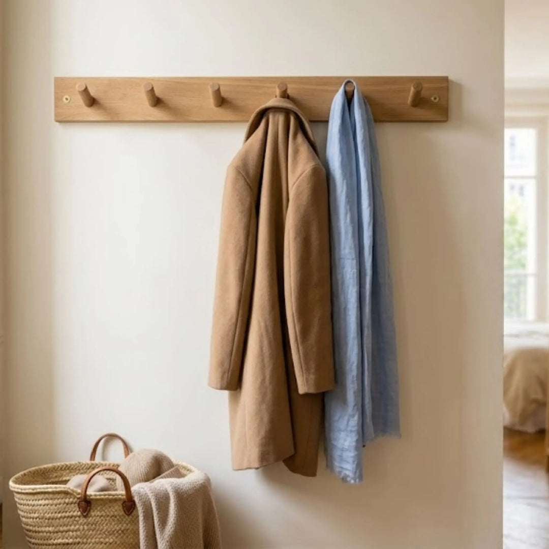Porte-manteau mural en chêne à cinq patères avec manteau et écharpe