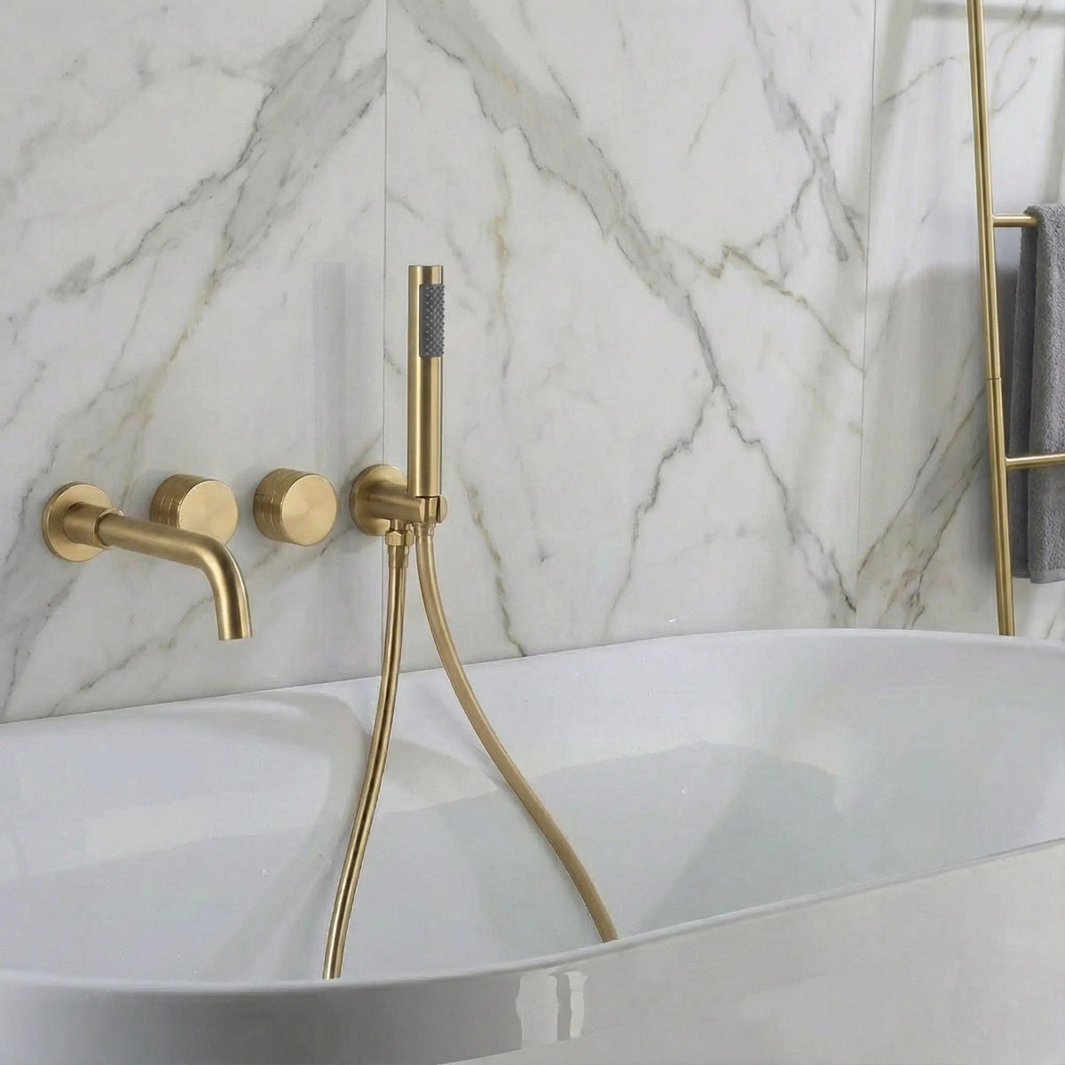 Mitigeur de baignoire encastré avec douchette or brossé