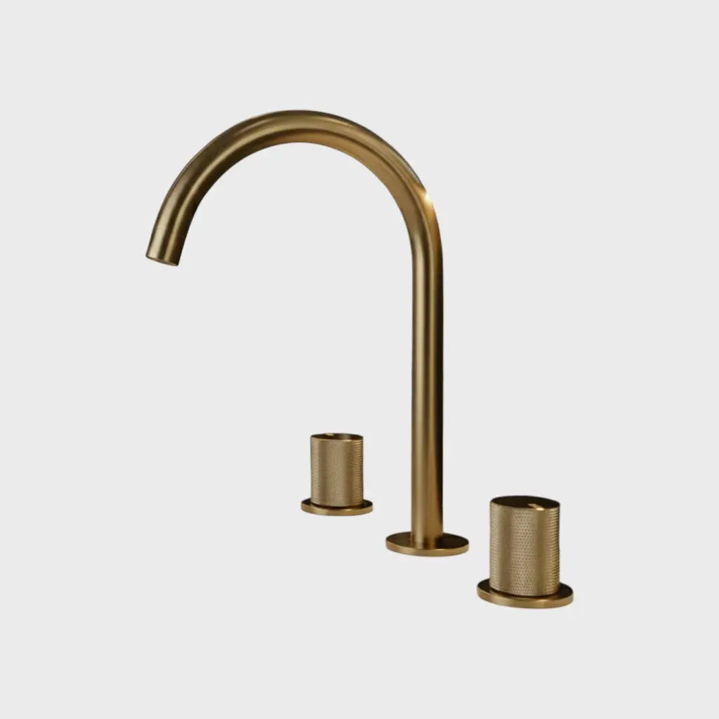 Robinet mélangeur de lavabo sur plan or brossé