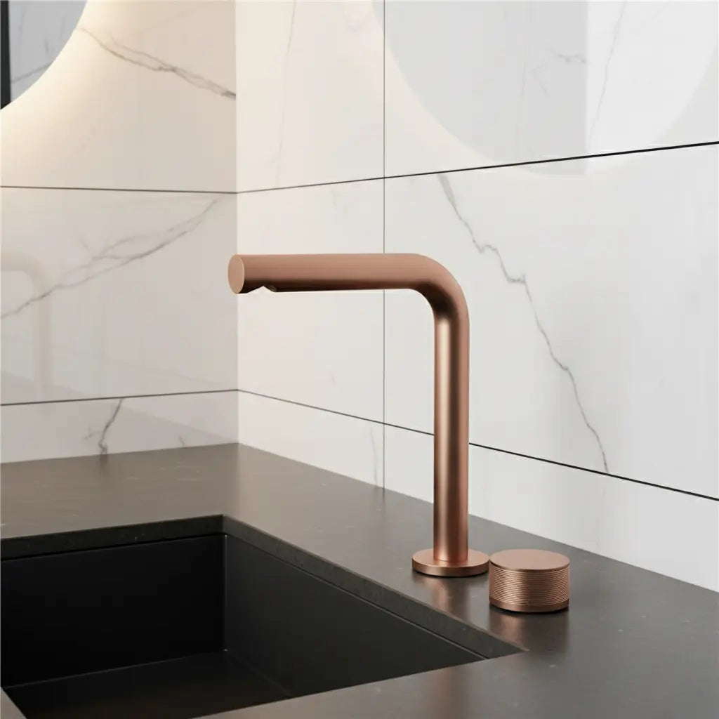 Robinet de lavabo sur plan or rose