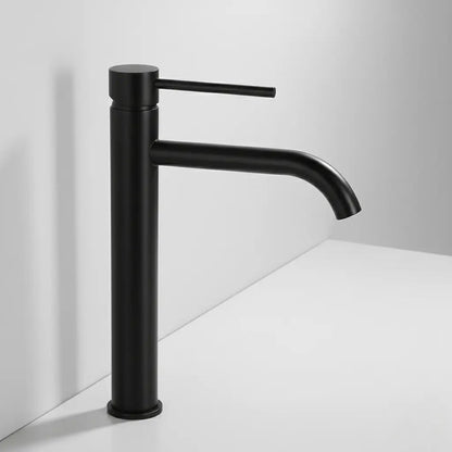 Mitigeur de lavabo sur plan noir