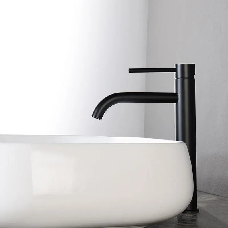 Mitigeur de lavabo sur plan noir