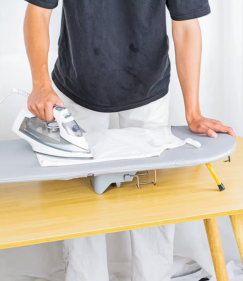 Petite table à repasser compacte et pratique
