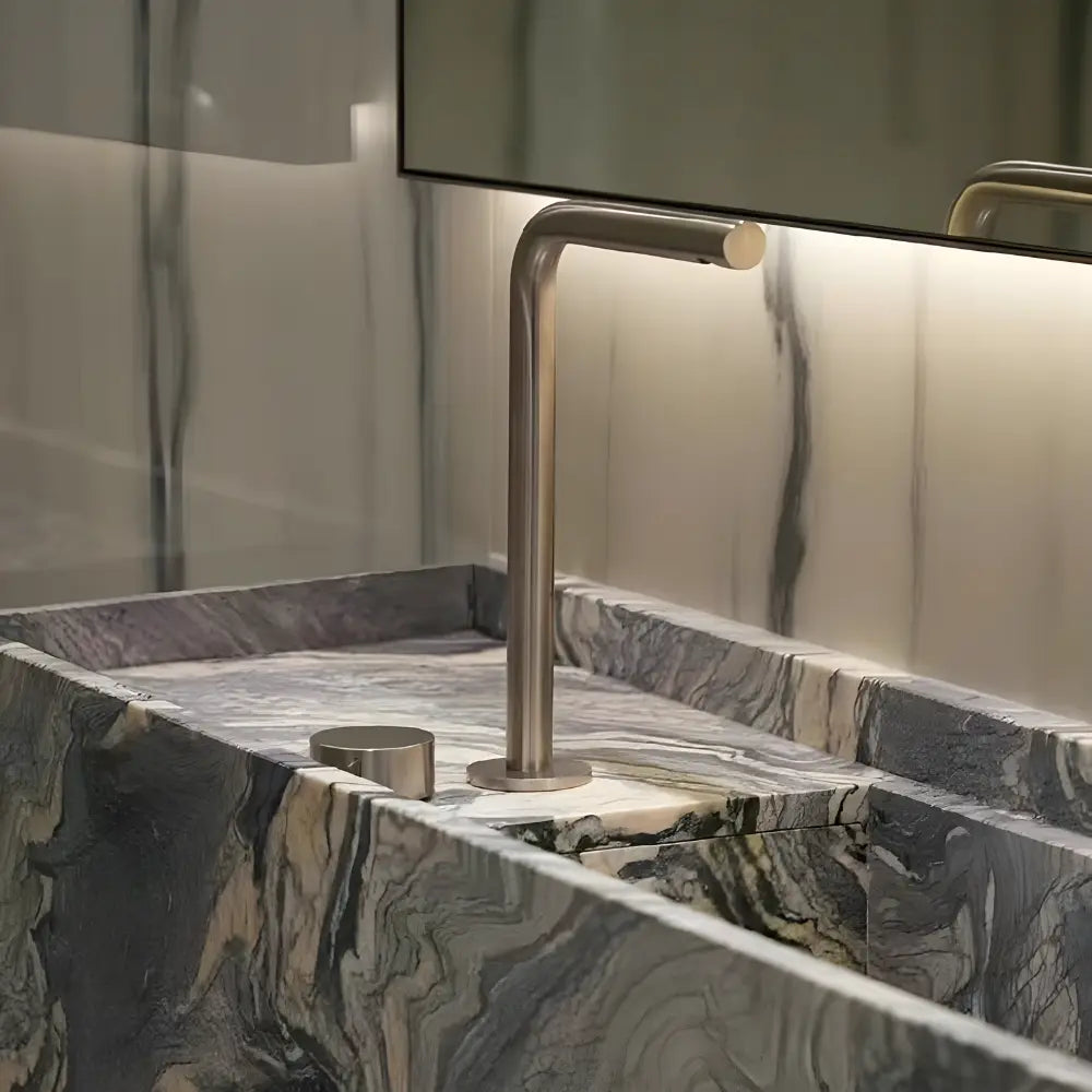 Robinet de lavabo sur plan chrome