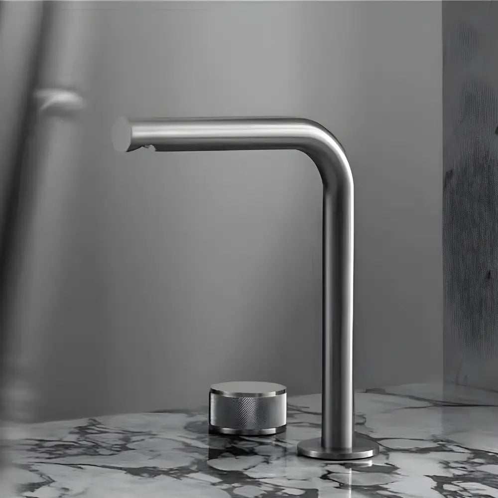 Robinet de lavabo sur plan inox
