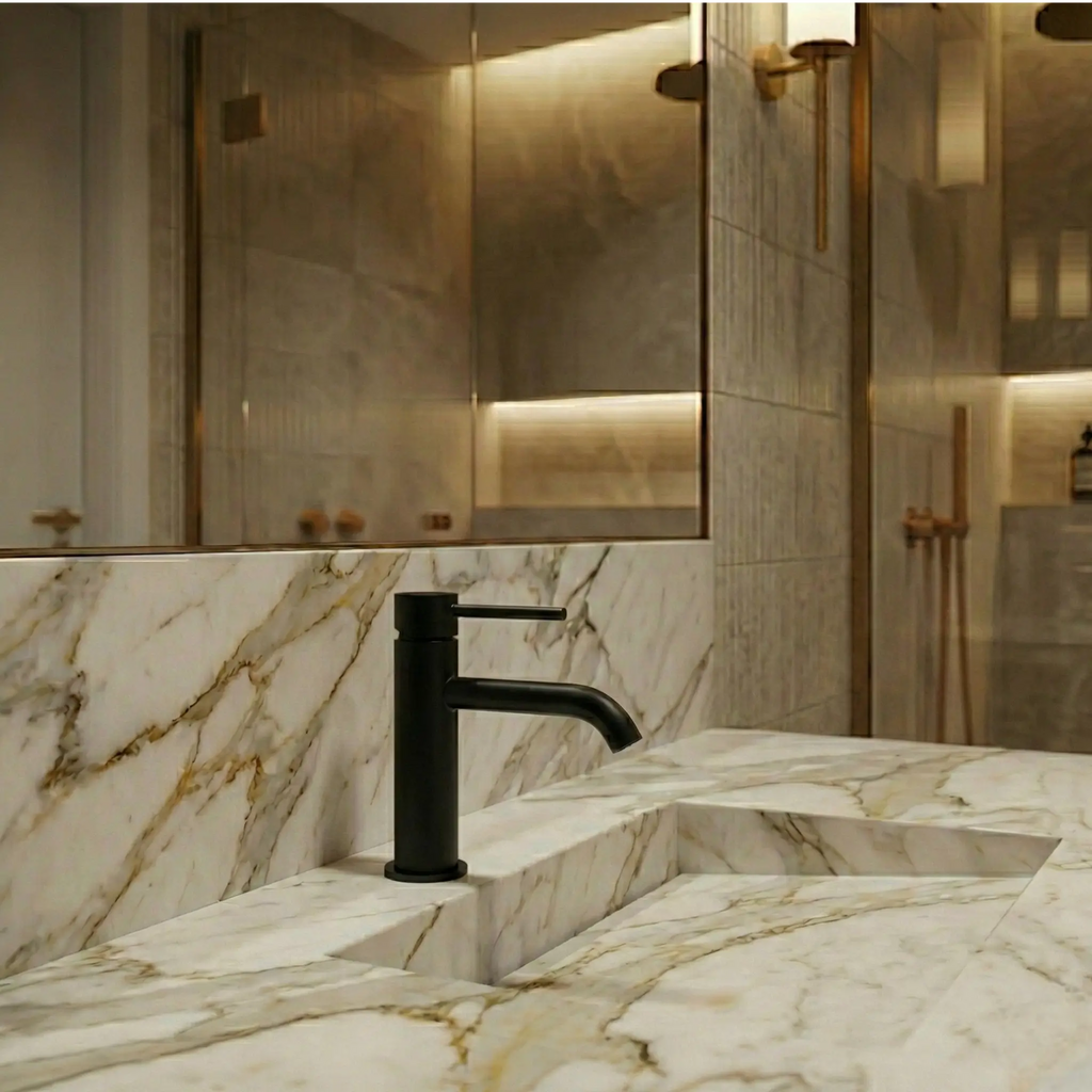 Mitigeur de lavabo sur plan noir