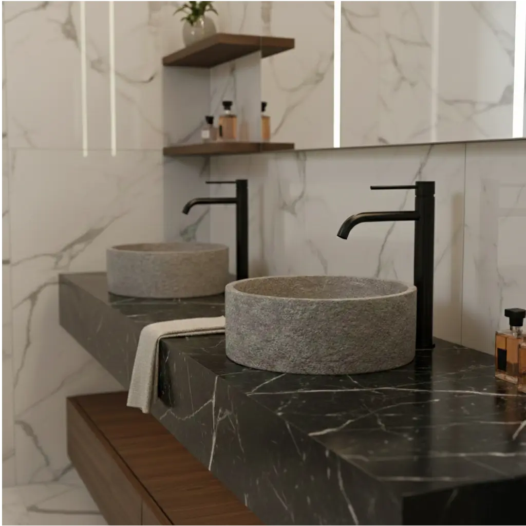 Mitigeur de lavabo sur plan noir