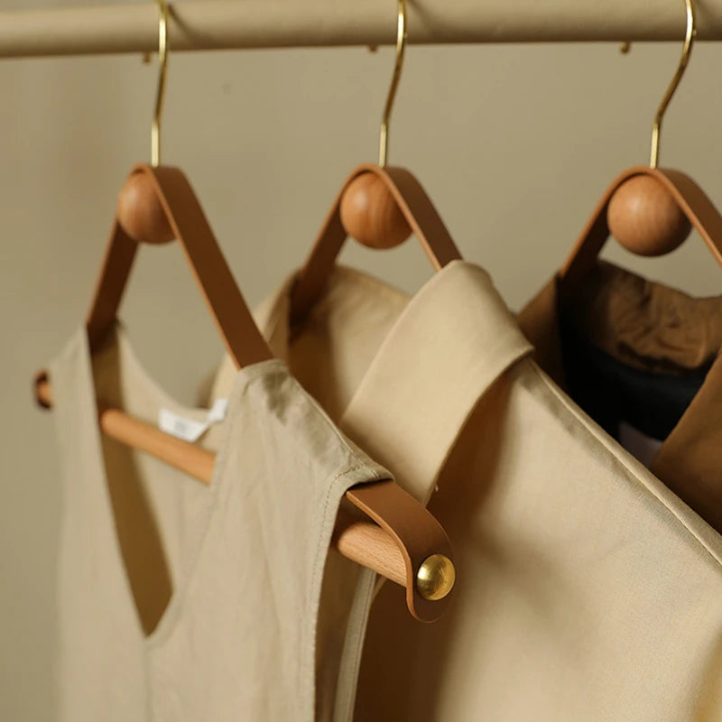 Cintre Japandi bois naturel costume accroché - Aéraly