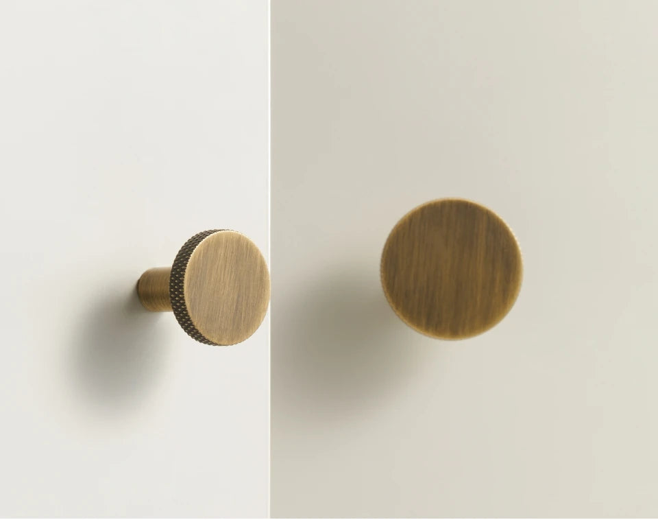 Gerändelte runde Wandgarderobe aus massivem Messing