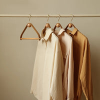 Cintre cuir bois naturel vêtement accroché dressing - Aéraly