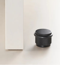 Butée de porte moletée en laiton réglable en hauteur - 4 finitions