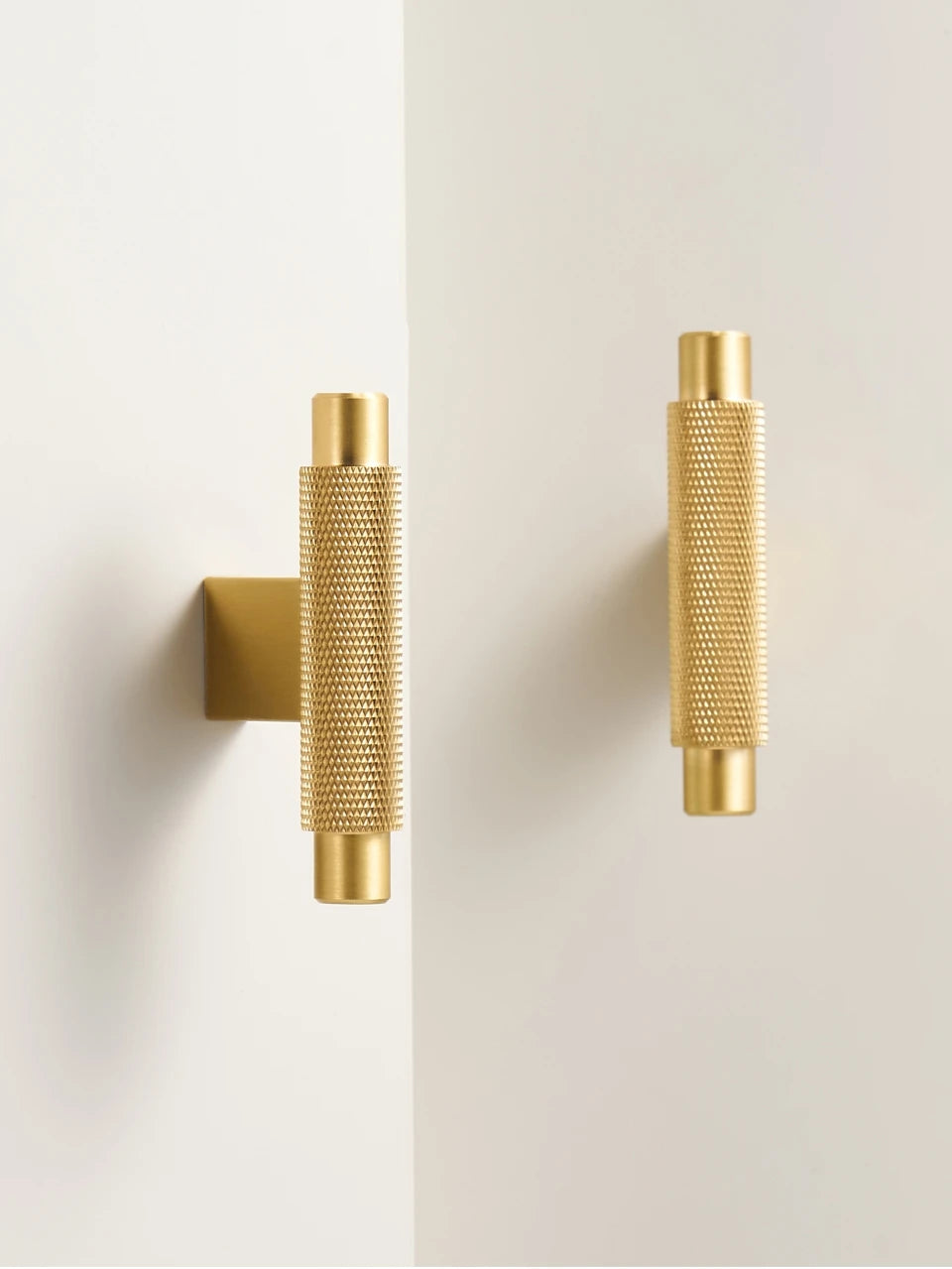 Wandhaken T-Bar aus gebürstetem massivem Messing