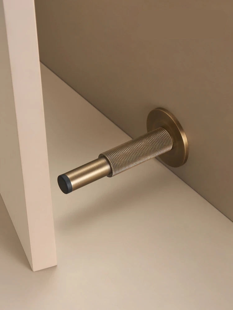 Gerändelter Türstopper aus Messing - Wandmontage, 4 Ausführungen