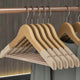 Cintre pour vêtement en bois antidérapant – Lot de 5 Bois Aeraly