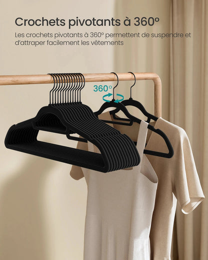 SONGMICS 50 Cintres en Velours, Antiglisse, avec Barre à Cravate et Crochet Pivotant à 360°, Épaisseur 0,6 cm, Gain de Place