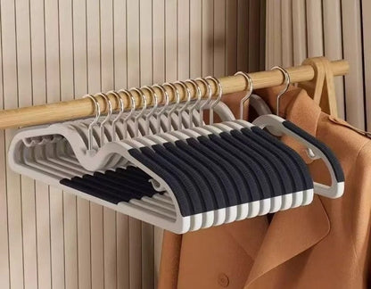 Lot de cintres plastiques antidérapants pivotants – 10 pièces Noir