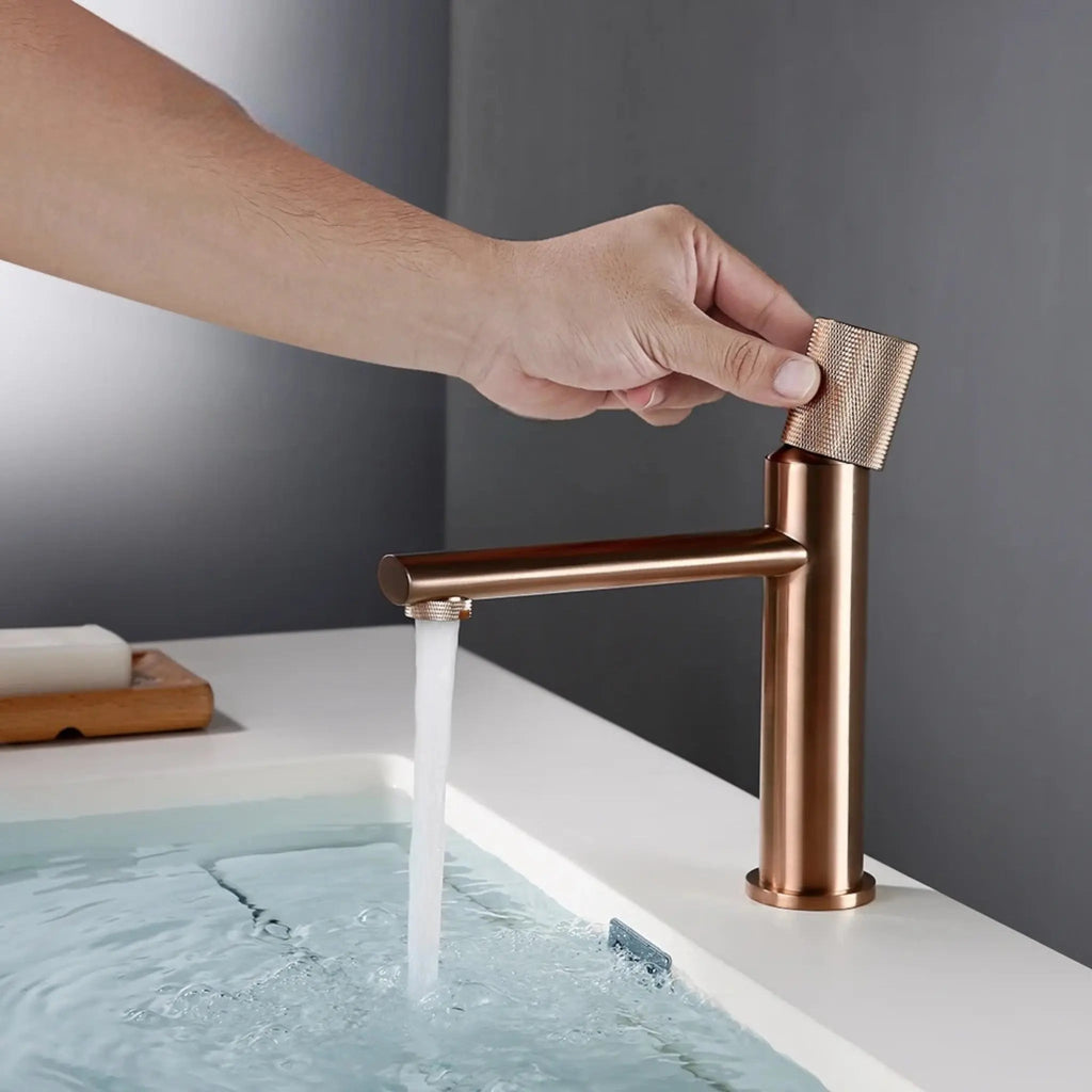Mitigeur de lavabo sur plan or rose
