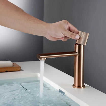 Mitigeur de lavabo sur plan or rose