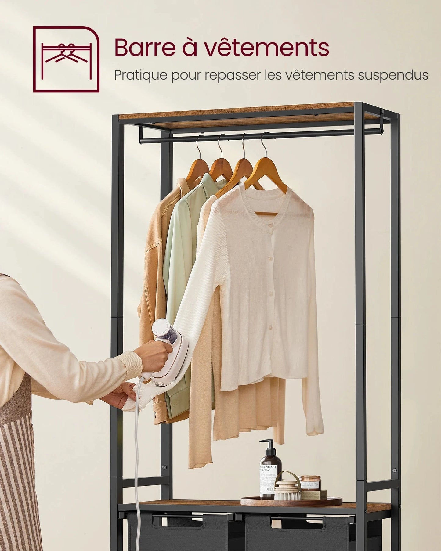 Meuble avec panier à linge intégré et étagères de rangement