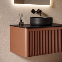 CANNELLA - Meuble Vasque Suspendu 75 cm, Façade Cannelée Terracotta, Vasque à Poser Noire, avec Miroir
