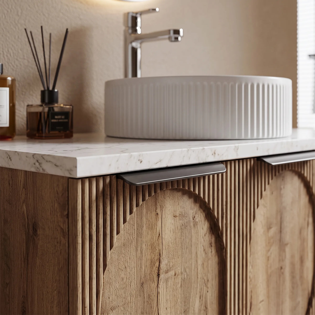 ARCATA - Meuble Vasque Suspendu 90 cm, Façade Bois à Arches, Vasque à Poser Cannelée, avec Miroir