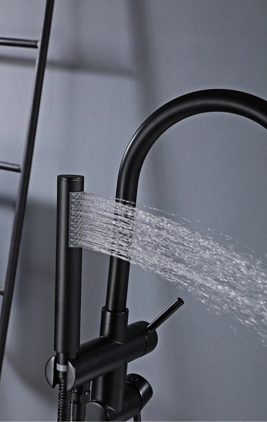 Mitigeur de baignoire sur pied noir mat