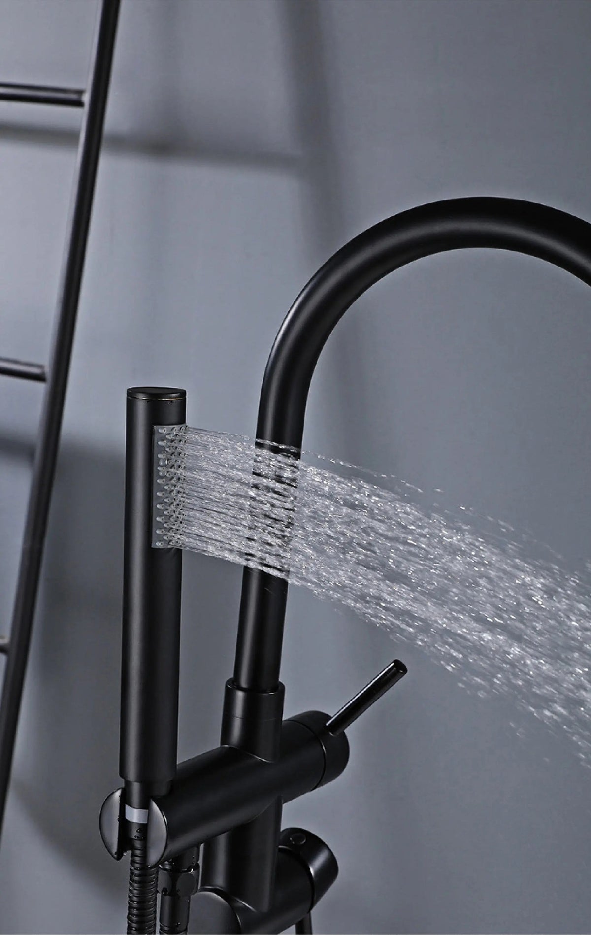 Mitigeur de baignoire sur pied noir mat