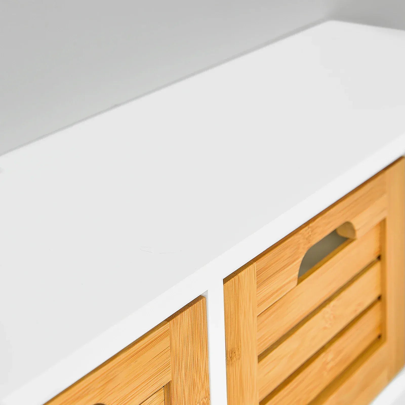 Placard mural couloir crochets paniers - Pratique et ingénieux pour optimiser l'espace de rangement